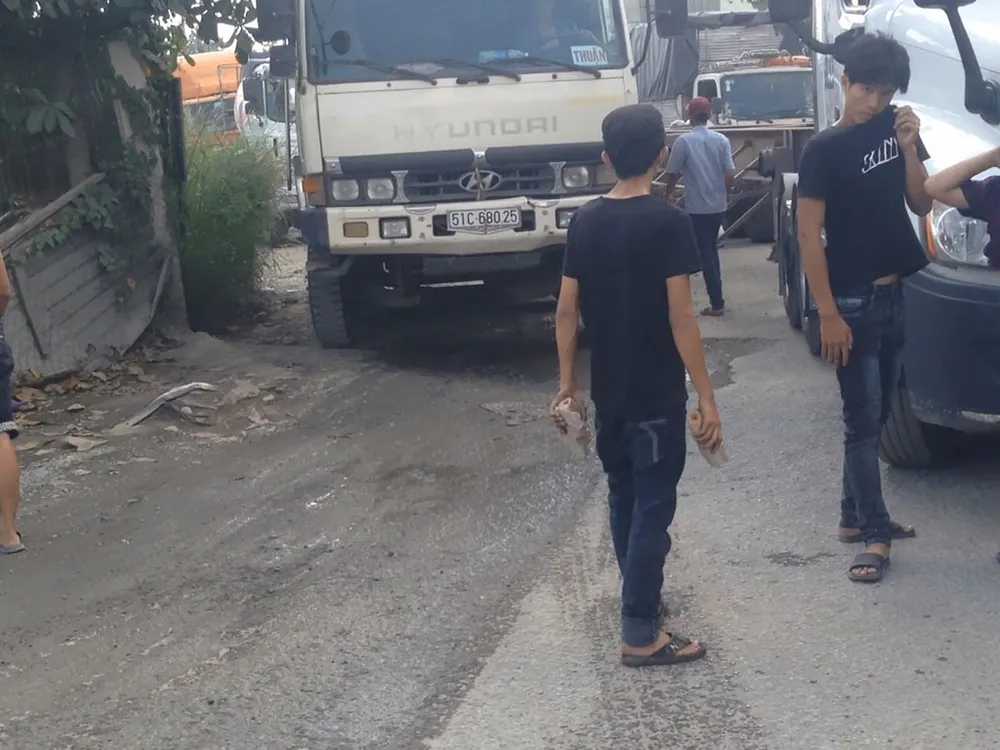 Sau va chạm một tài xế cầm xuống thanh sắt cầm ở tay dọa đánh.